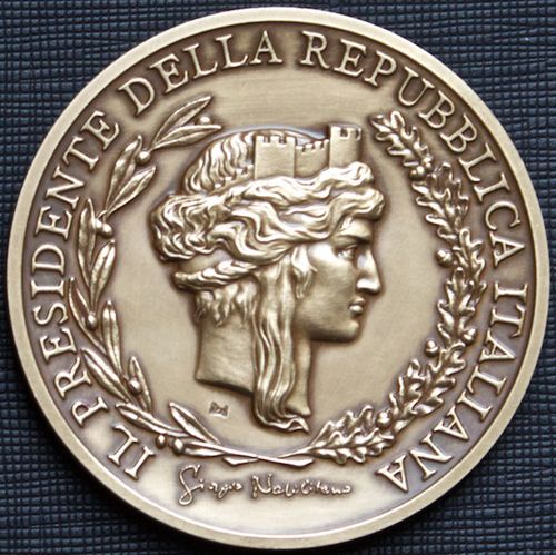 medaglia che il Presidente della repubblica ha voluto donare all'Ass. Officina della Cultura quale riconoscimento per l'edizione XXVIII del Premio FIBRENUS 