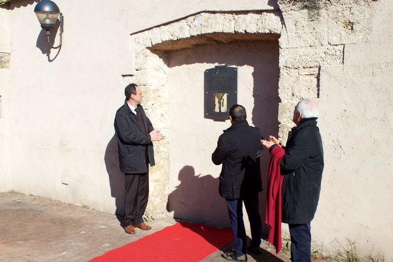 Apposizione targa prima cartiera a Carnello