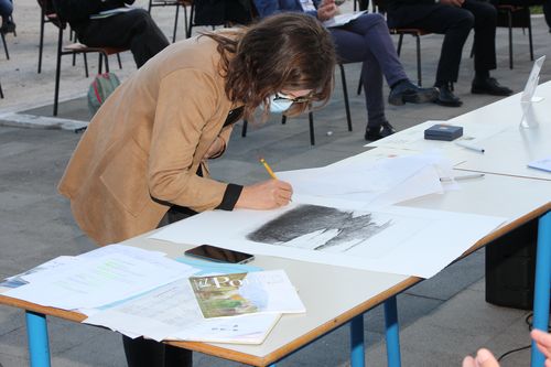 Chiara Gasparini firma l'opera vincitrice del Premio Fibrenus 2020