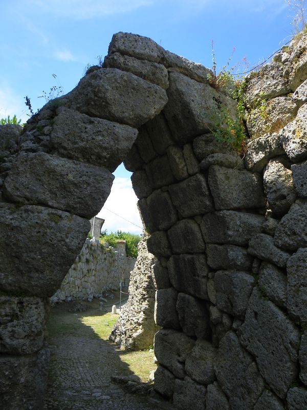 Arpino: arco a sesto acuto