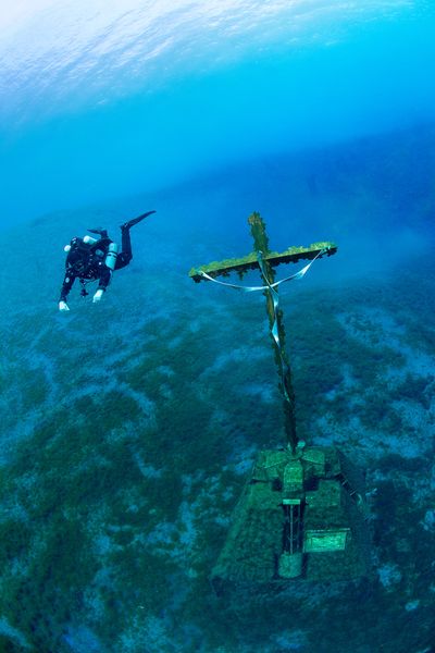 Croce di ferro sul fondale del Lago di Posta Fibreno - Per gentile concessione dell'Associazione ASSOSCUBA - Sora
